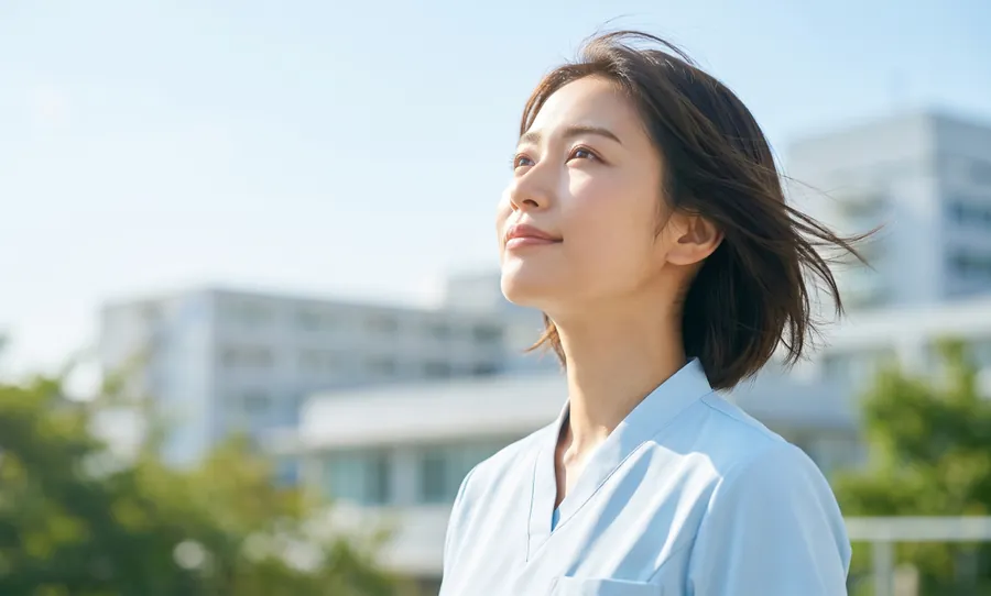 病院を背景にした女性看護師
