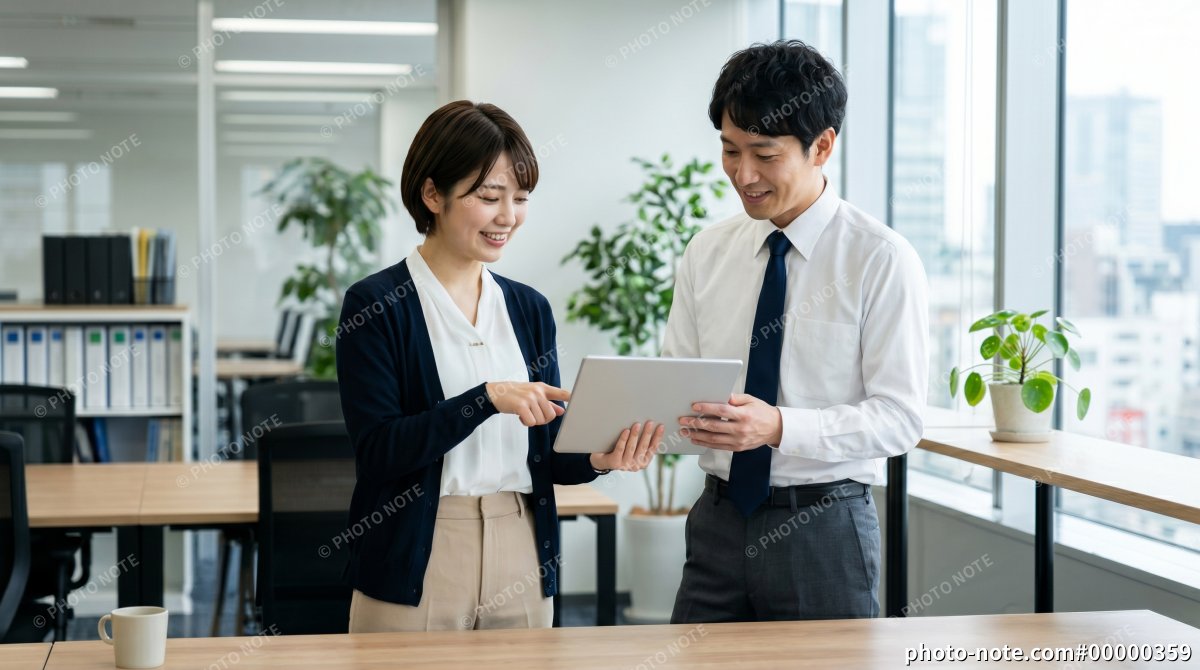 タブレットを見ながら打合せする男女