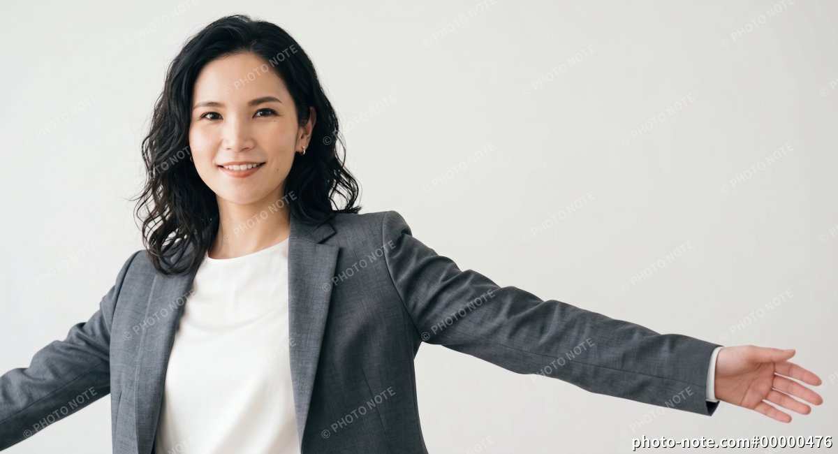 両手を広げてポーズをとるビジネスパーソンの女性