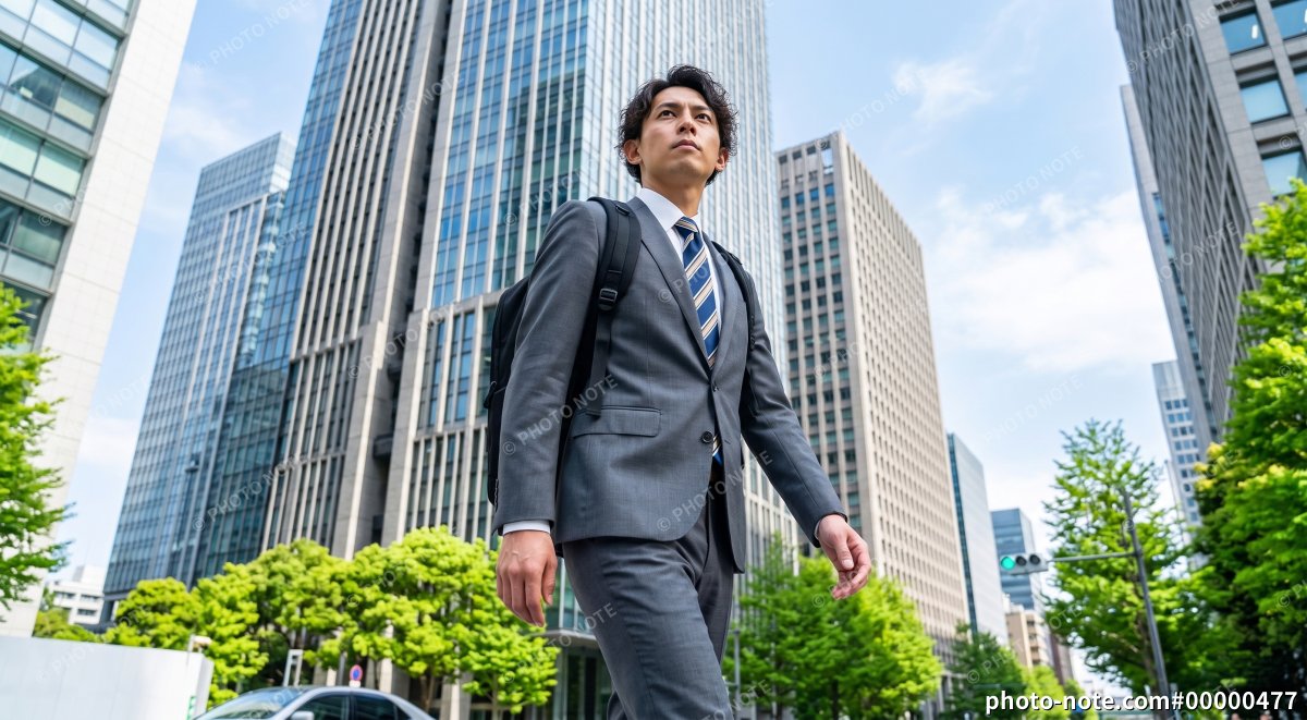 リュックでビル街を歩くビジネスマン