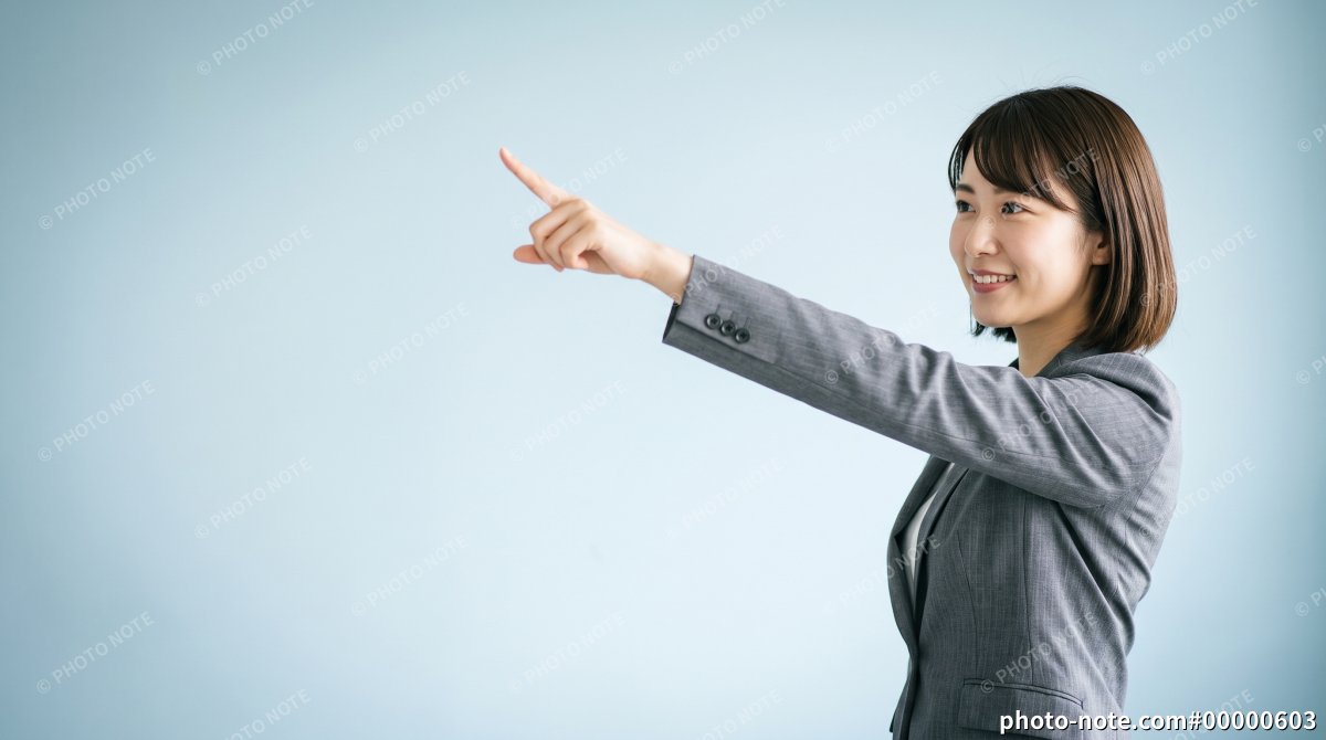 おすすめや案内を示すスーツ姿の若い女性のビジネスイメージ