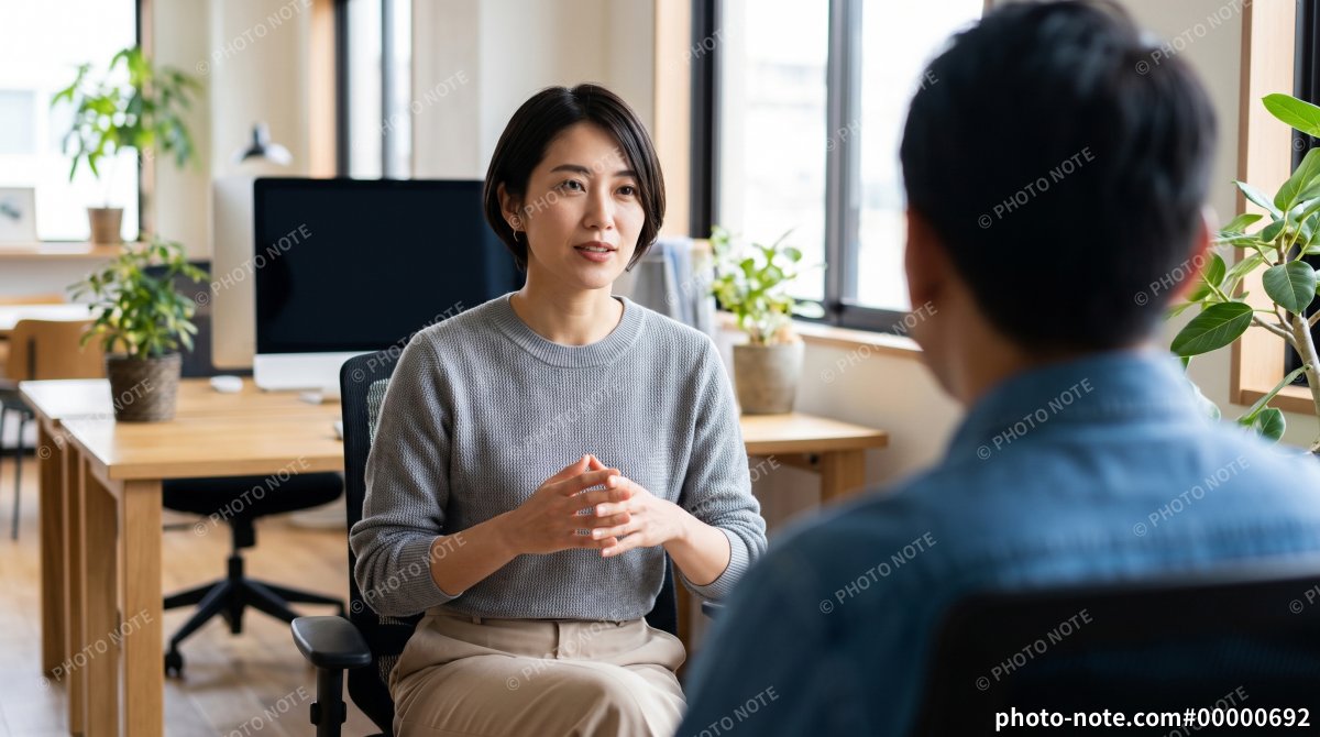 打合せをする女性