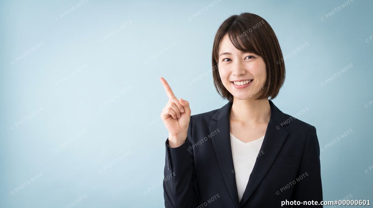 ポイントを指差す笑顔の女性会社員