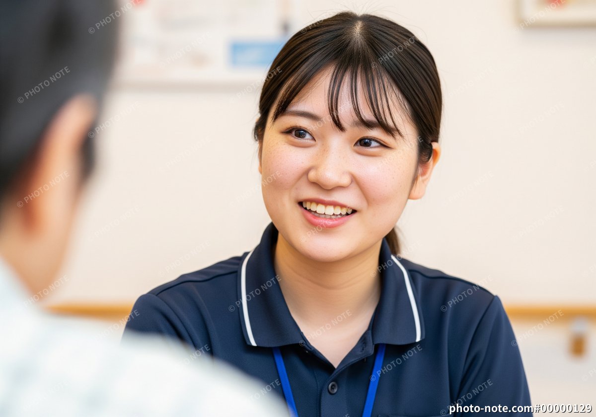 入居者の会話する介護施設の女性スタッフ