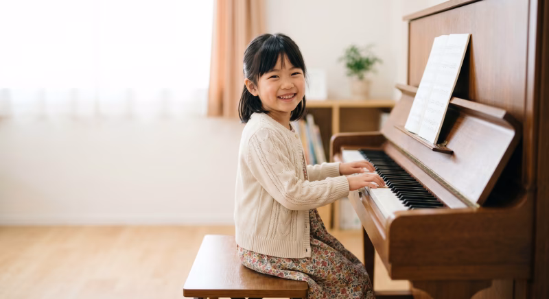 ピアノを練習する子ども