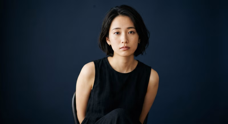 アンニュイな表情の女性のポートレート