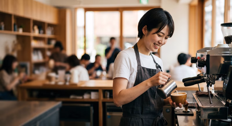ラテアートをするバリスタの女性