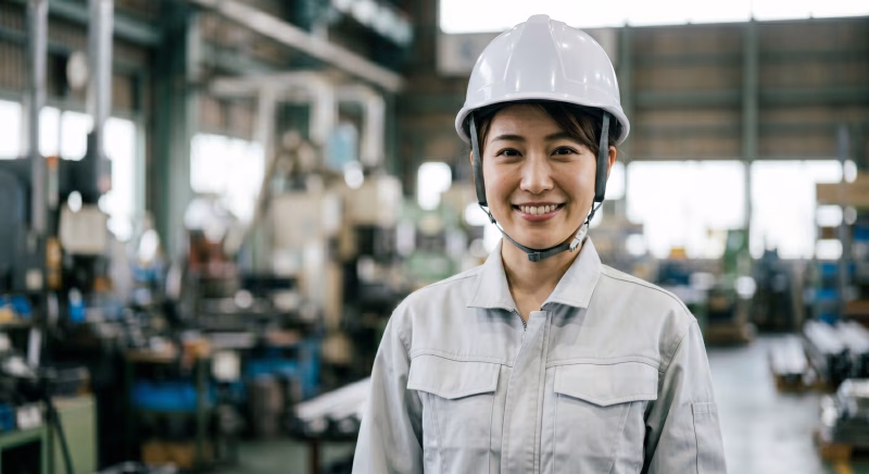 製造業の求人・採用イメージに最適な工場で働く女性作業員のポートレート