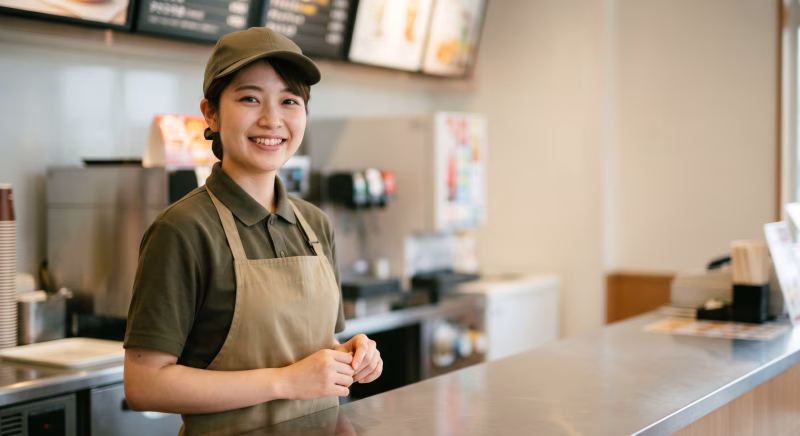 ファーストフード店で働く若い女性