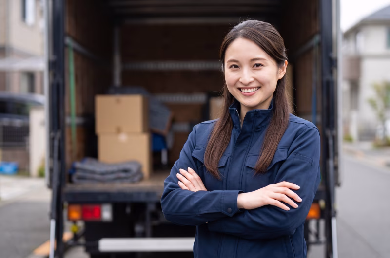 引っ越しの荷物を搬入する女性スタッフ