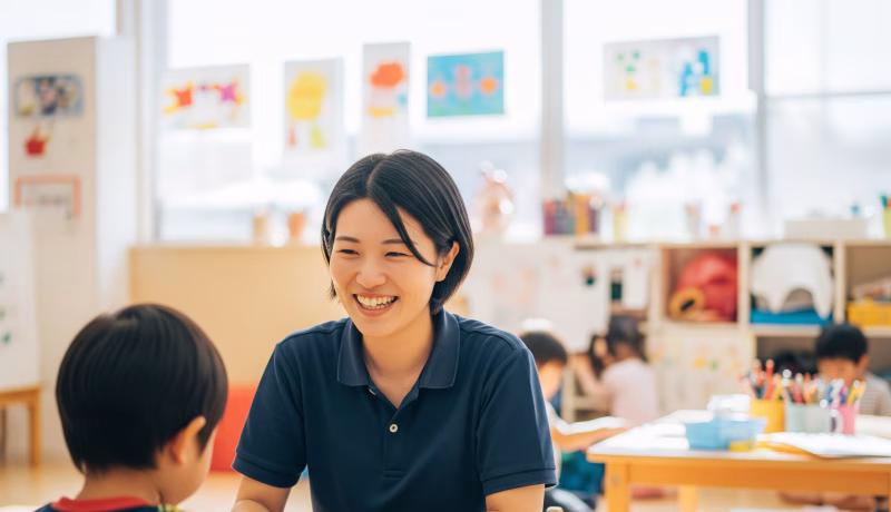 子どもと話をする保育士・児童指導員の女性