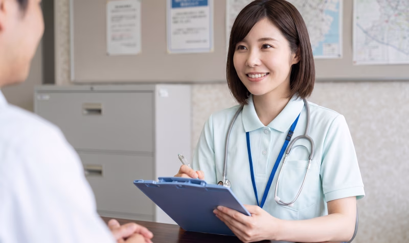 面談をする保健師・看護師の女性