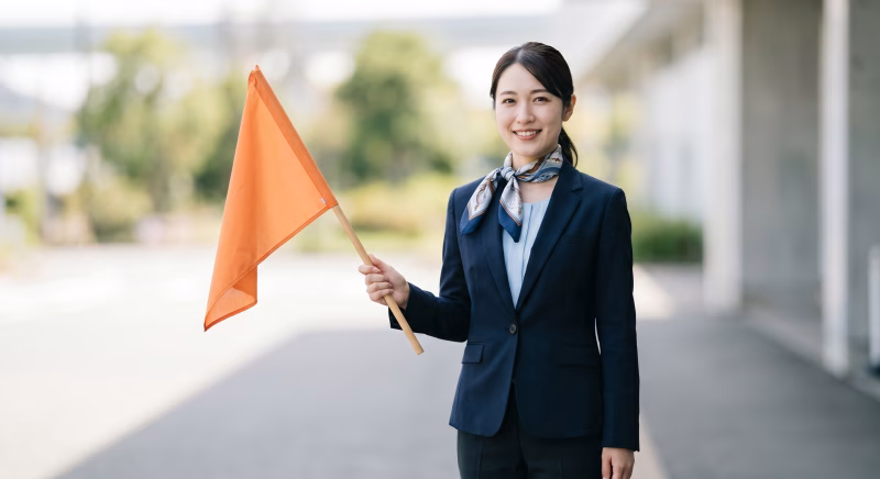 旗を持つツアーコンダクダー・添乗員の女性
