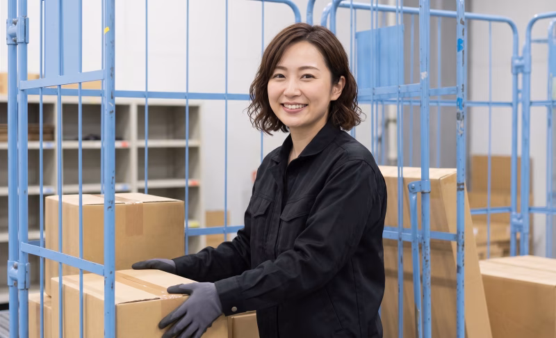 物流倉庫で働く女性スタッフ