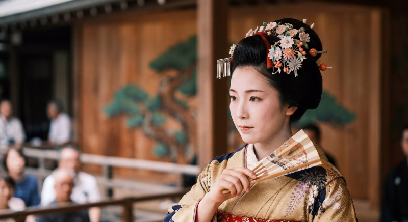 日本舞踊を披露する和服の女性