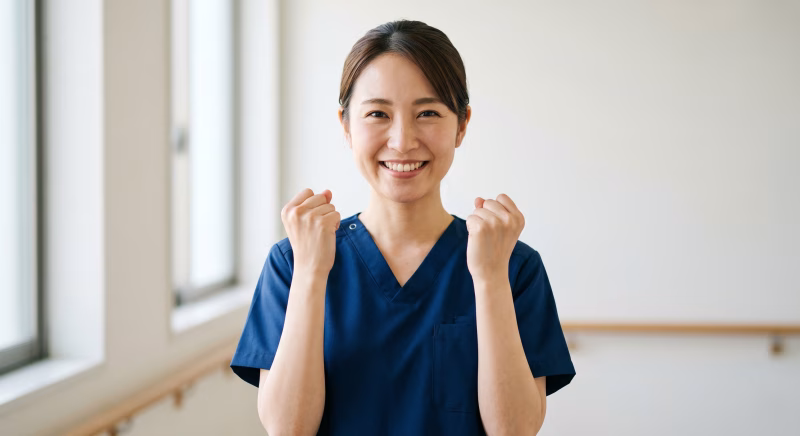 笑顔でガッツポーズをする女性看護師