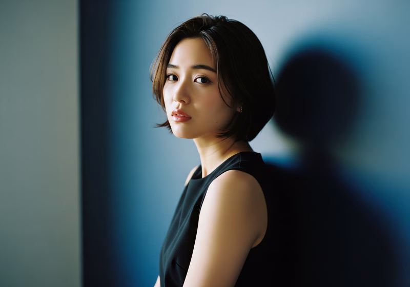 アンニュイな表情の女性ポートレート