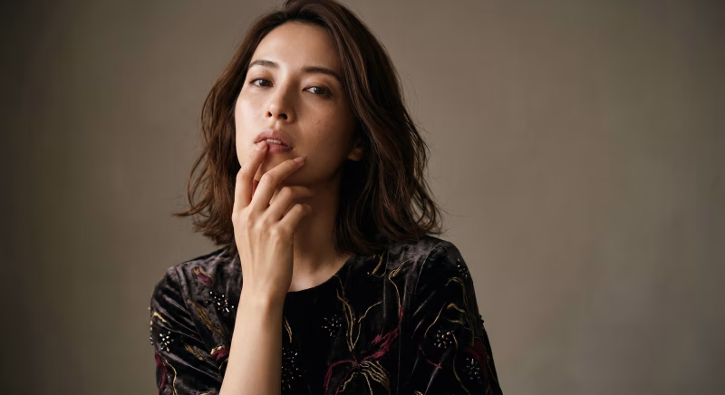 ベルベットドレスの女性