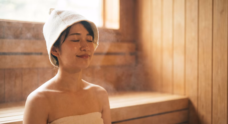 サウナの中でリラックスした表情を浮かべる女性 サウナ女子