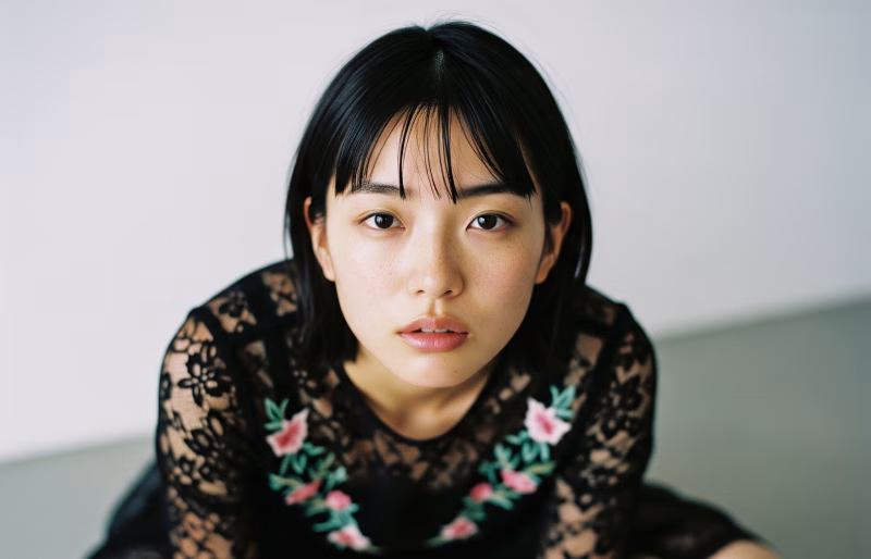ナチュラルメイクのショートヘアの女性