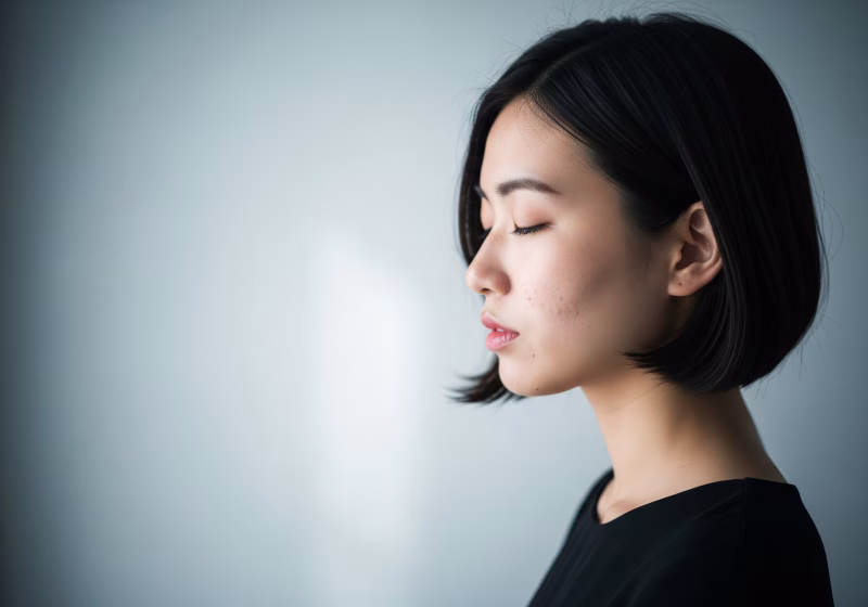 目を閉じる女性のポートレート、ニキビ、肌の悩み