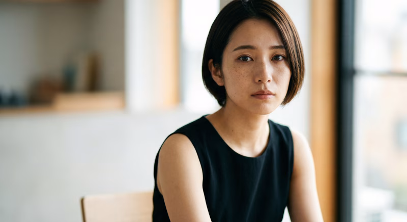肌トラブルやスキンケアに悩む女性