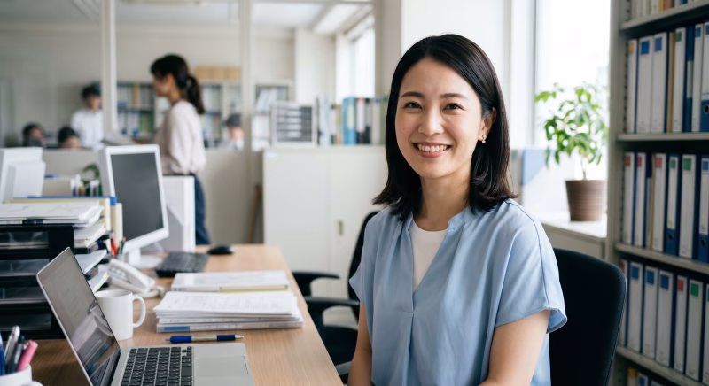 事務職の若い女性