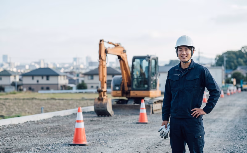 建設現場で働く笑顔の若い男性作業員