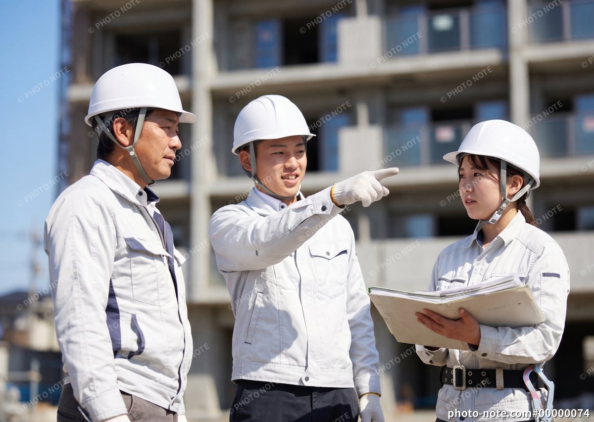 マンションの建設現場で打合せをする現場監督、施工管理、作業員