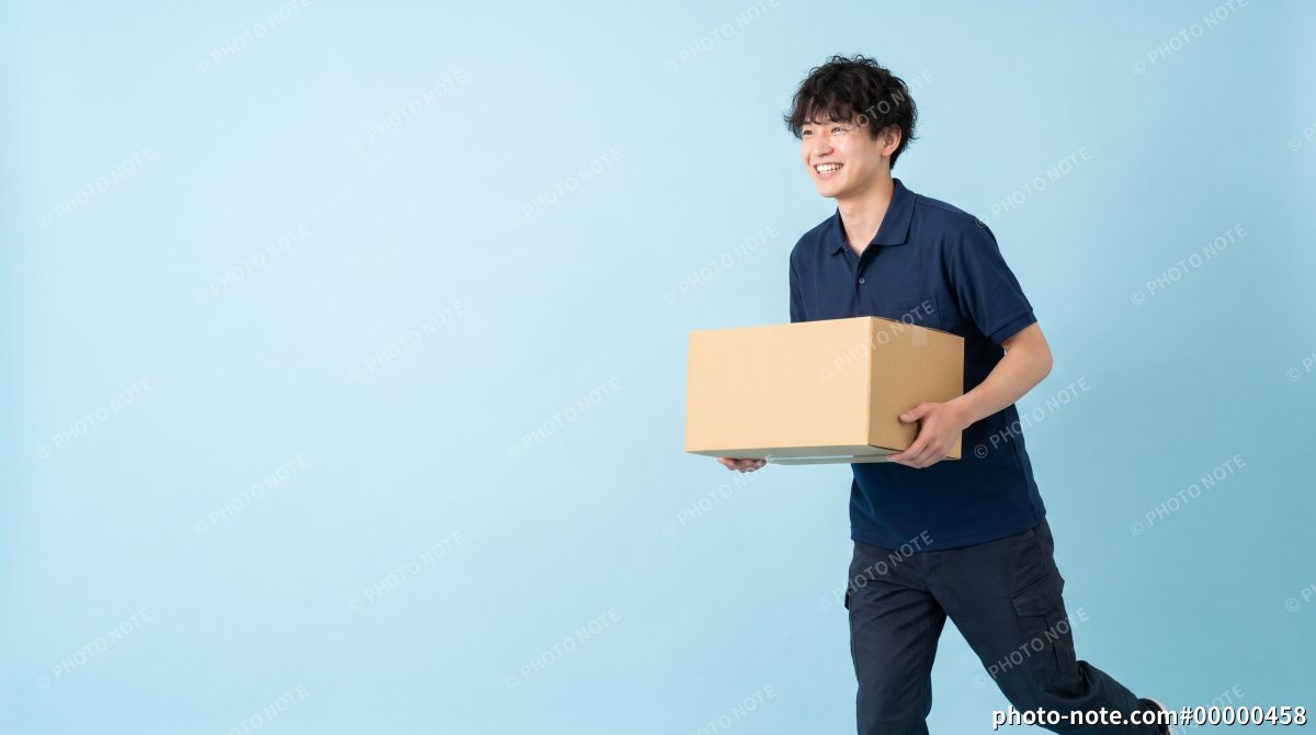 荷物を運ぶ配送スタッフ