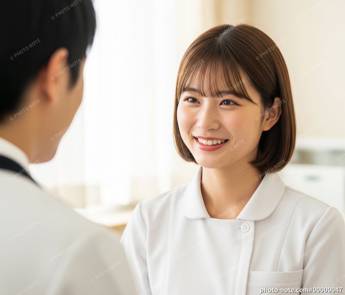 笑顔で医師と会話をする看護師