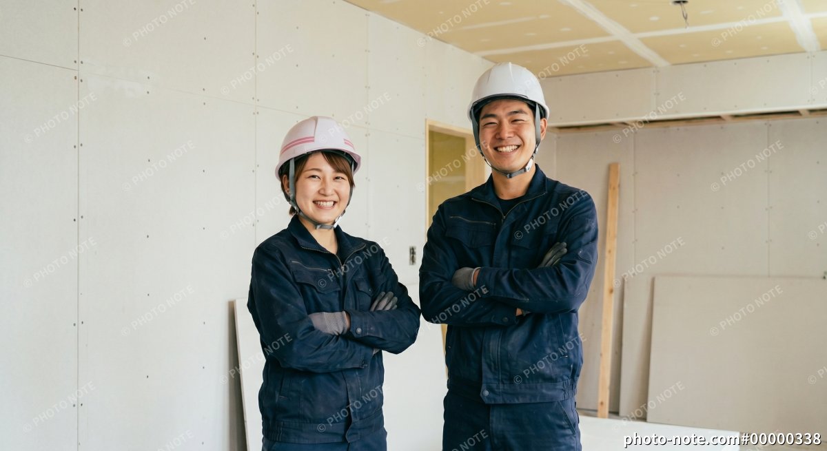 内装工事の作業員 壁・天井のプラスタボード貼り