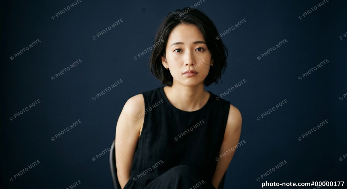 アンニュイな表情の女性のポートレート