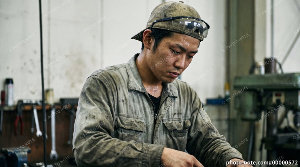 製造業の現場で働く男性作業員のポートレート
