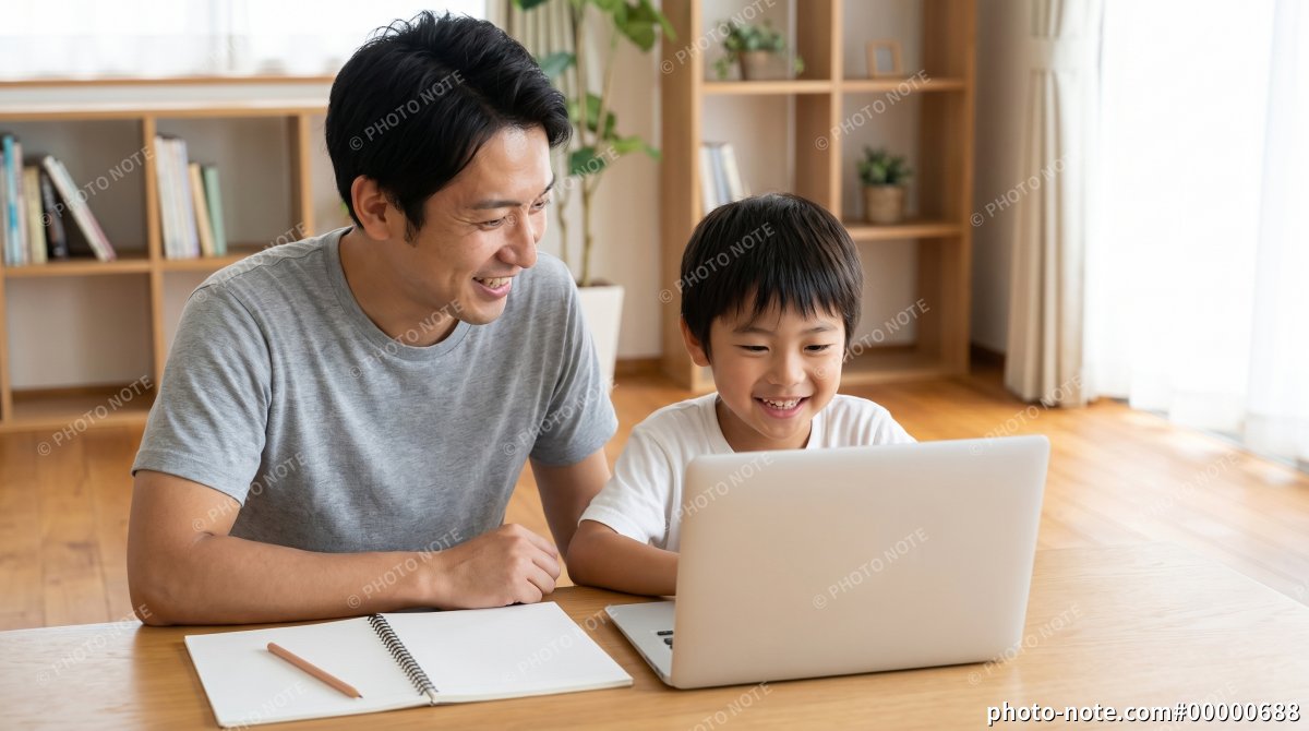 自宅でノートパソコンを使って宿題をする父と息子