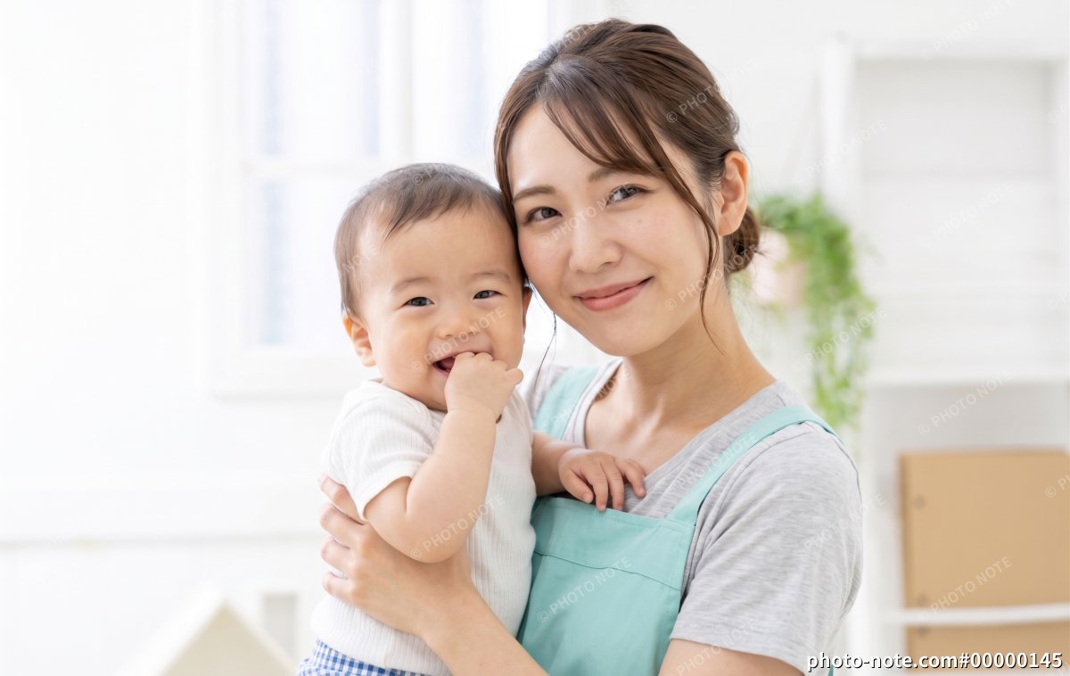 赤ちゃんを抱くベビーシッターの女性