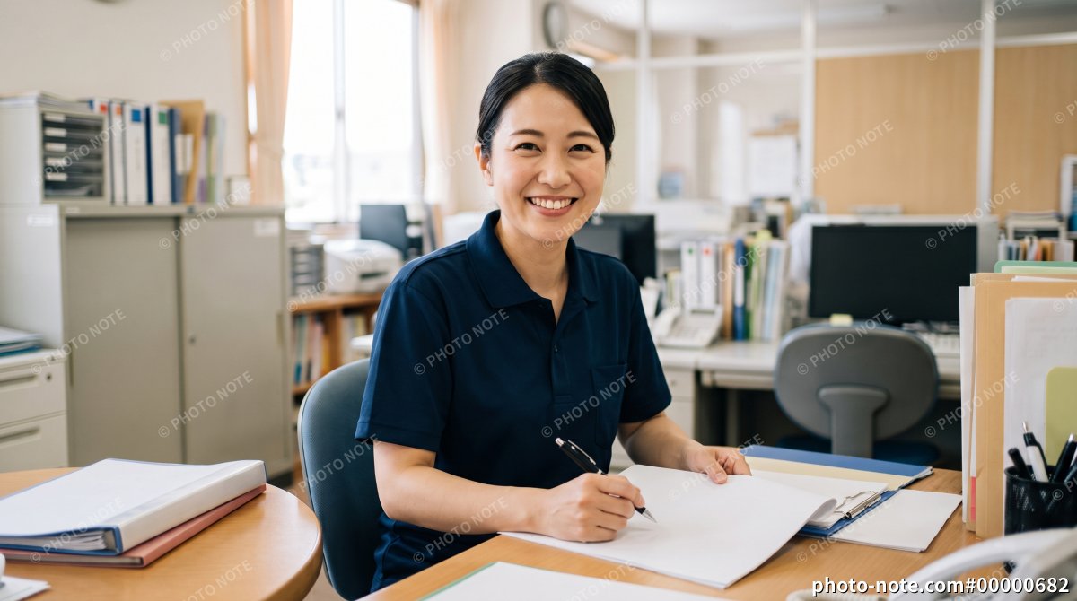 ケアプランを作成するケアマネージャーの女性