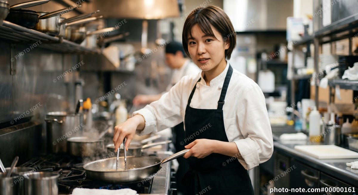レストランの厨房で料理を作る女性シェフ、キッチンスタッフ