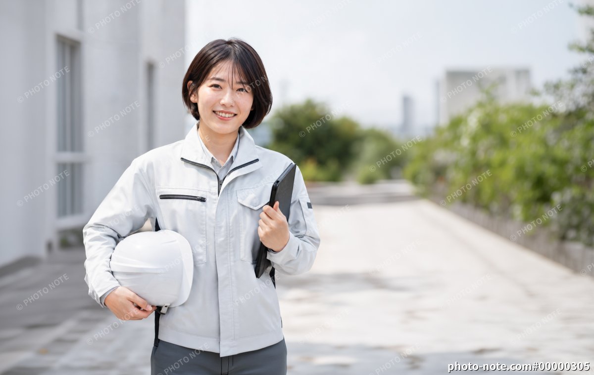 タブレットとヘルメットを持つ施工管理の女性