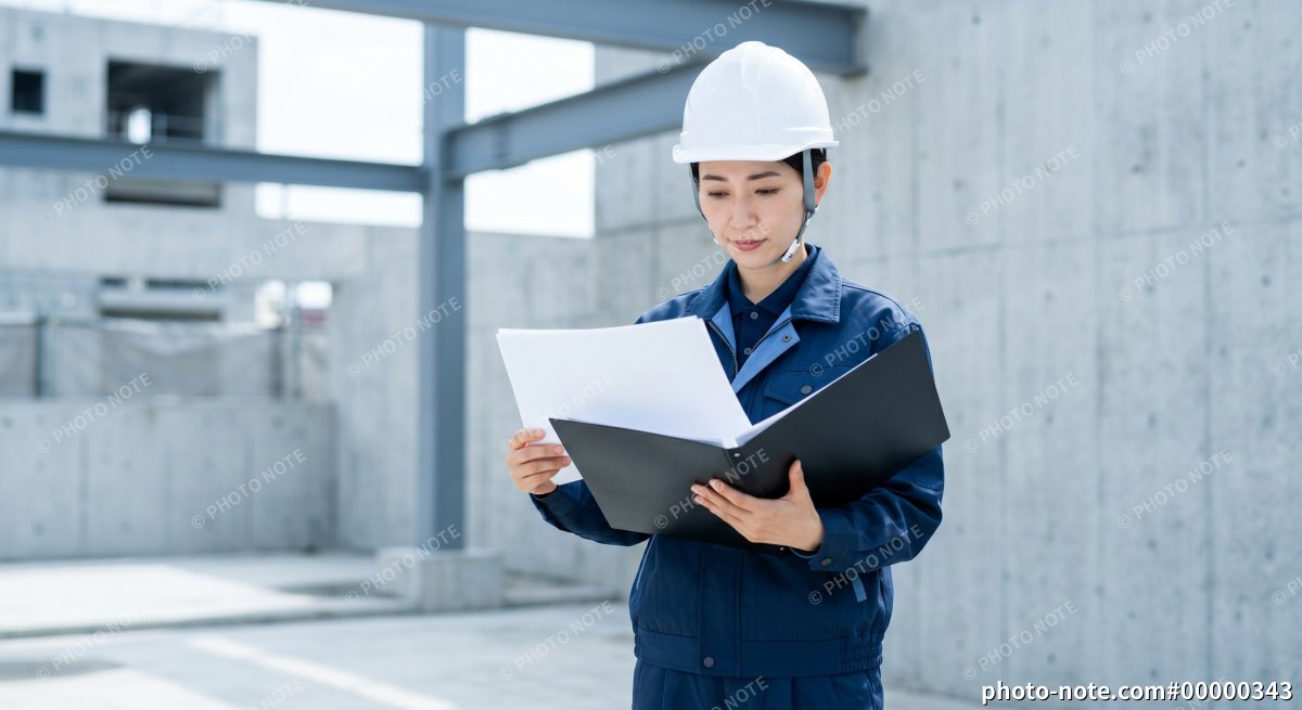 建設現場で書類を確認をする女性作業員