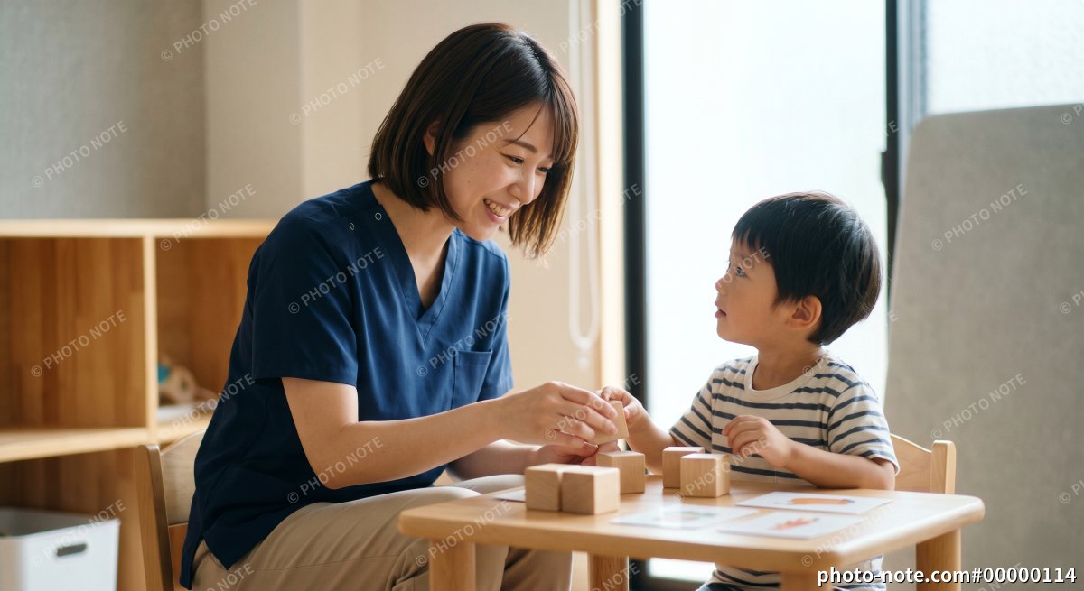 言語聴覚士の女性が子供に療育をしている様子