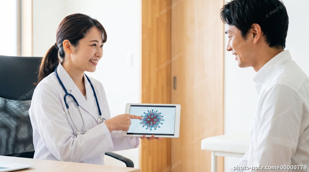 タブレットを使ってウイルス感染症について説明する日本人女性医師