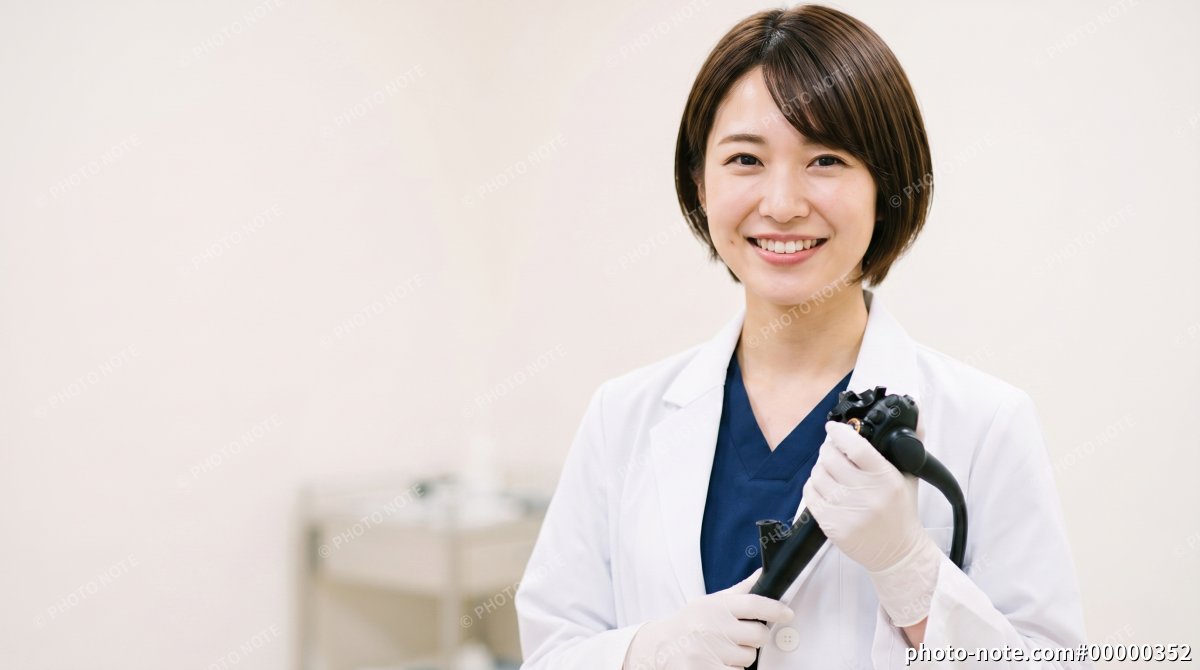 内視鏡を持つ女性医師