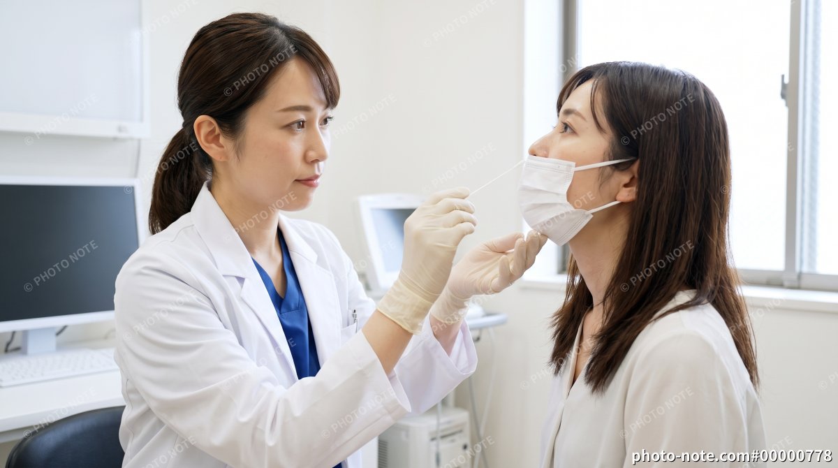 成人女性からインフルエンザ検査用の鼻腔ぬぐい液を採取する女性医師