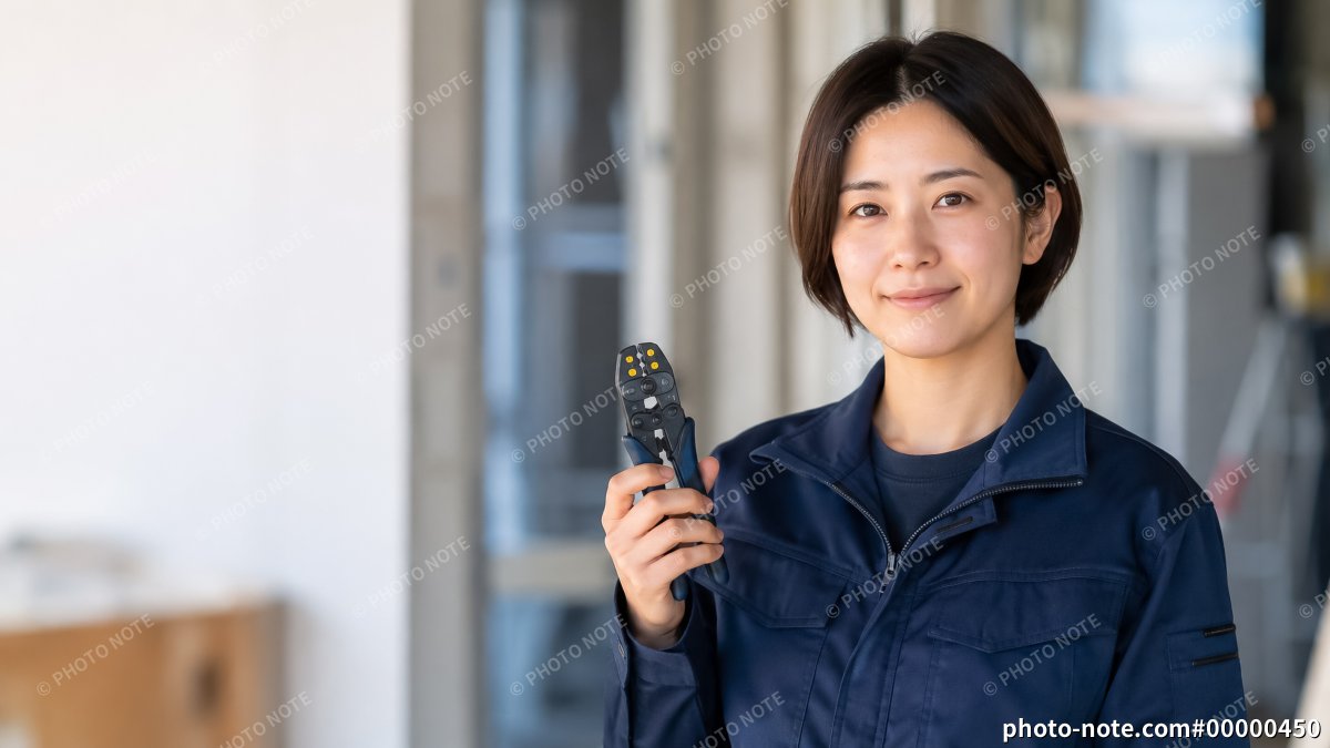 圧着工具を持つ電気工事士の女性