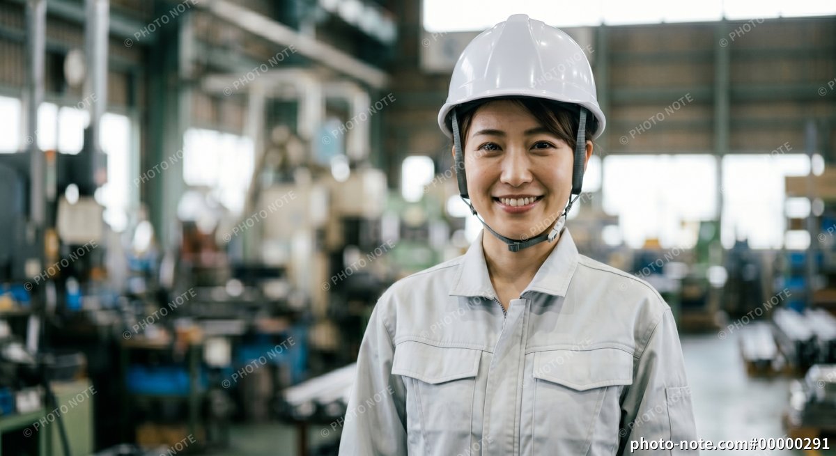 製造業の求人・採用イメージに最適な工場で働く女性作業員のポートレート