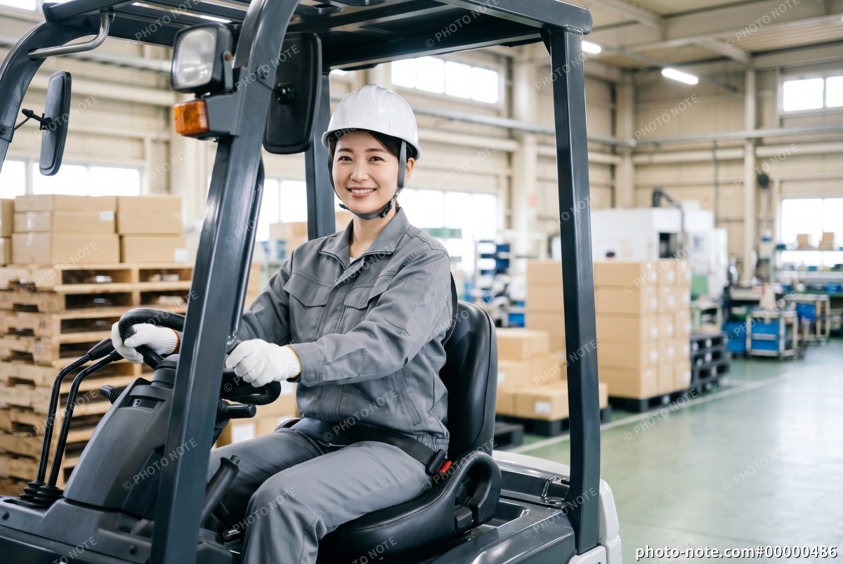 フォークリフトを運転する女性作業員