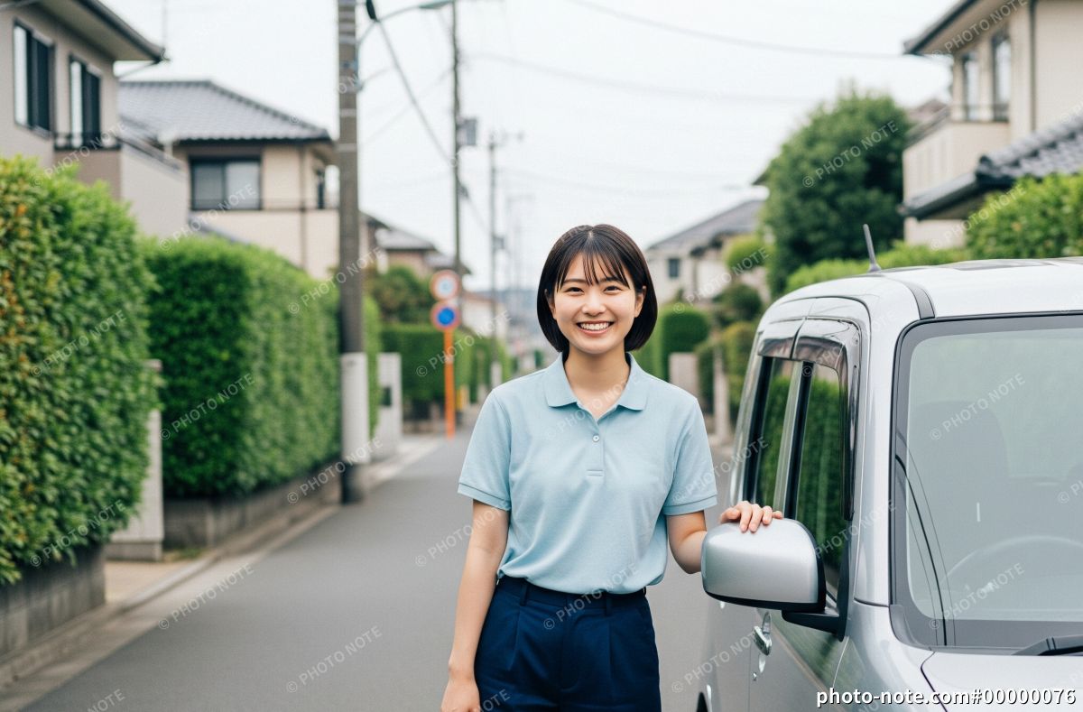 車の横に立つ訪問介護スタッフの女性
