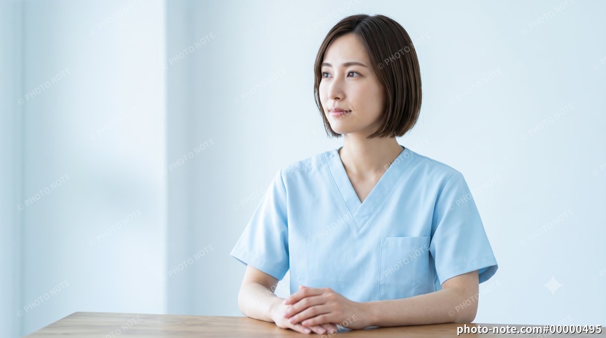 席に座る看護師の女性