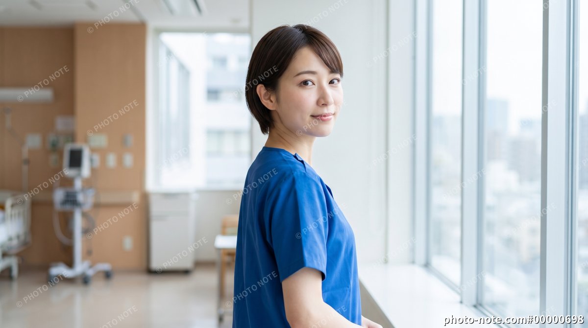 窓際で微笑む女性看護師のポートレート 医療や福祉のイメージ